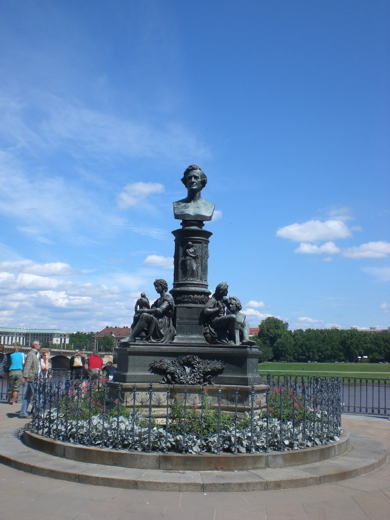 Das Rietschel-Denkmal auf den Brhlschen Terassen in Dresden.(24.7.2011)