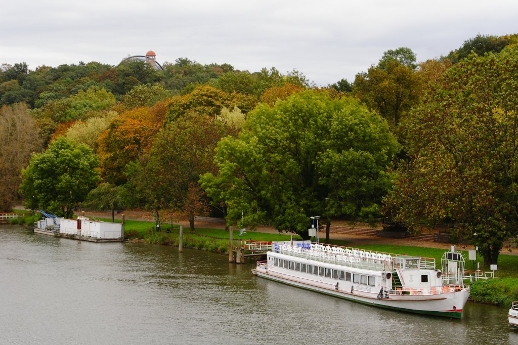 Das Rive-Ufer in Halle/Saale mit den Anlegestellen der Fahrgastschifffahrt, von der Giebichenstein-Brcke aus gesehen. Der Aussichtsturm oben im Bild gehrt zum Zoo Halle, ebenso wie der danebenliegende Stahltrger, welcher zum Freifluggehege des Zoos gehrt. Diesen Zoo bezeichnete Prof. Bernhard Grzimek einst als einen der landschaftlich schnst gelegenen Zoologischen Grten weltweit.