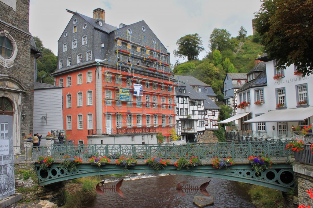 Das Rote Haus in Monschau, erbaut mitte des 18.Jahrhundert vom Tuchfabrikanten Johann Heinrich Scheibler, kann heute als Museum besichtigt werden. Die Grtenfische unter der Brcke wurden brigens von dem Bildhauer Hubert Kruft aus Prm/Eifel geschaffen.(07.09.2011)