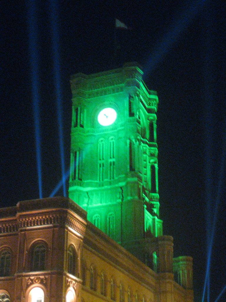 Das Rote Rathaus in Berlin wird angeleuchtet am 8. September 2009