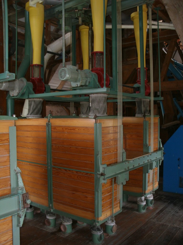 Das Rüttelwerk in der Motormühle von Patzig am 27.August 2012.Im Rüttelwerk wurde das Getreide von den Hülsen befreit.Während das Getreide weiter zu Mehl gemahlen wurde,wurden die Hülsen zu Kleie in Säcke abgefüllt.