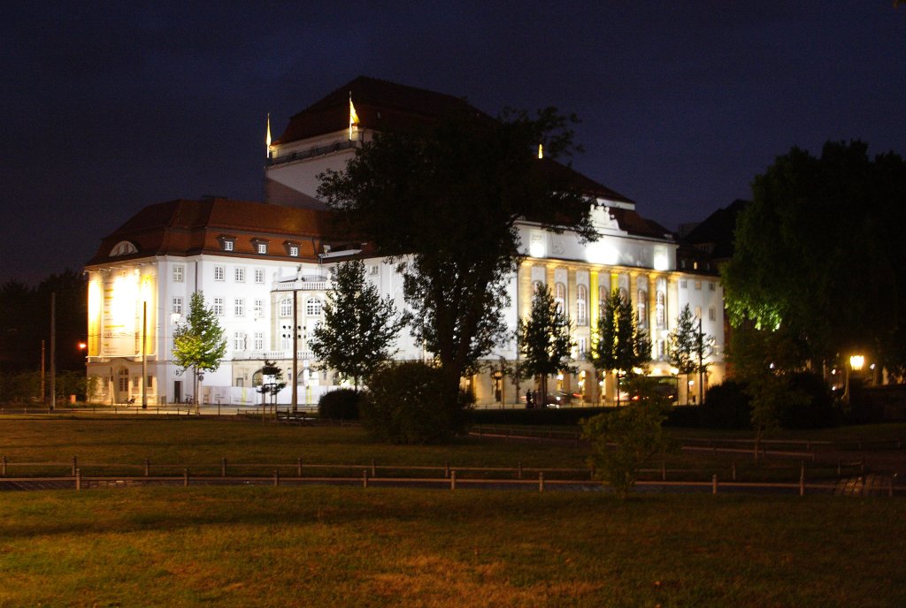 Das Schauspielhaus in Dresden, direkt neben dem Zwinger gelegen. Das Gebude kann auf eine sehr bewegte Geschichte zurckblicken: Erbaut von 1911-1913 wurde es zunchst als  Neues Knigliches Schauspielhaus  erffnet und spter in  Knigliches Hoftheater  umbenannt. Ab 1918 hie es dann  Schsisches Landestheater  und ab 1923  Staatstheater Dresden . In der Nacht vom 13. zum 14. Februar 1945 erlitt das Gebude schwerste Beschdigungen durch aliierte Bombenangriffe. Nach erfolgtem Wiederaufbau konnte es am 22.09.1948 wiedererffnet werden. Wegen immer weiter fortschreitenden Schden mute das Theater von 1993-1995 geschlossen und totalsaniert werden. Im August 2002 wurde die untere Bhne durch das Jahrhunderthochwasser von Weieritz und Elbe geflutet, wodurch die gesamte Technik zerstrt wurde. Nach Reparatur der Schden steht das Dresdener Schauspielhaus seit 2003 dem Publikum wieder zur Verfgung. (Quelle: Wikipedia) Diese Aufnahme entstand am spten Abend des 30.08.2012 frei Hand (ohne Stativ) vom Dresdener Zwinger aus.