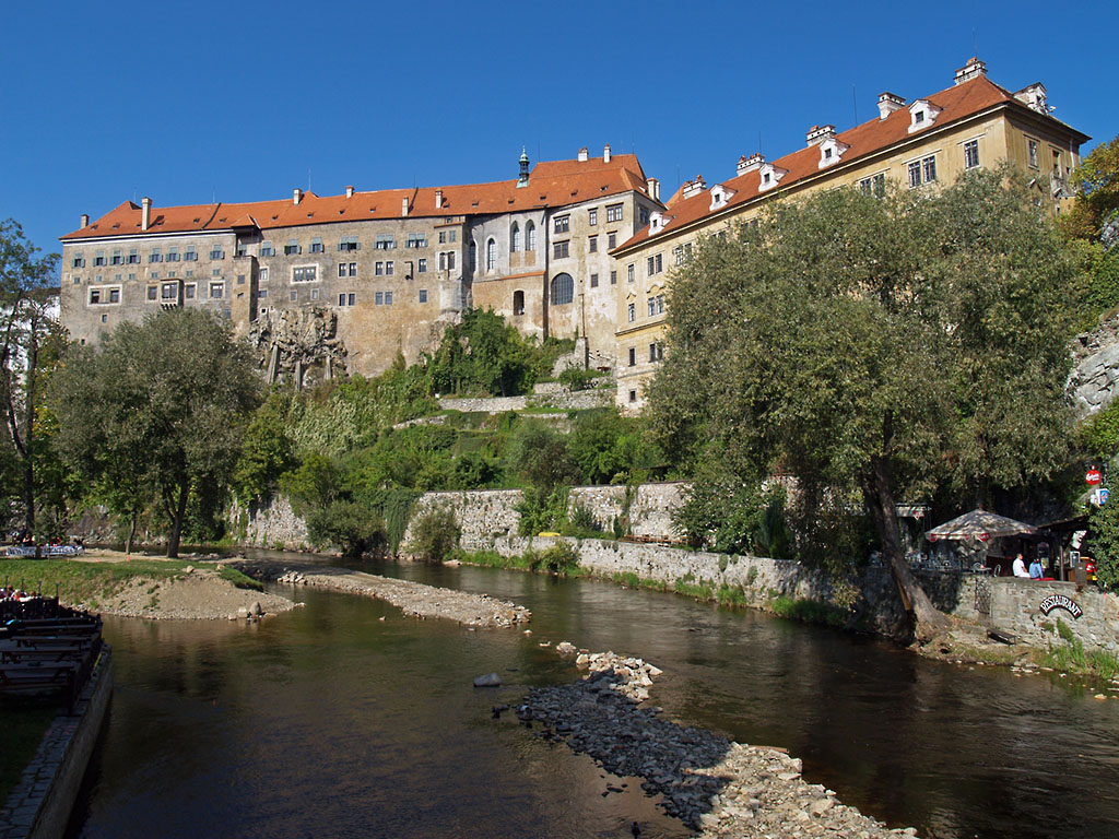 Das Schloss von Česk Krumlov, wie die gesamte Stadt an einer Moldauschleife gelegen, ist nach der Prager Burg der zweitgrte historische Bau in Bhmen. Allein dort kann man wohl mehrere Tage  verbringen, am 26.09.2009 waren wegen des alljhrlich stattfindenden Festes des hl. Wenzel sowohl Stadt wie auch Burg gut besucht.