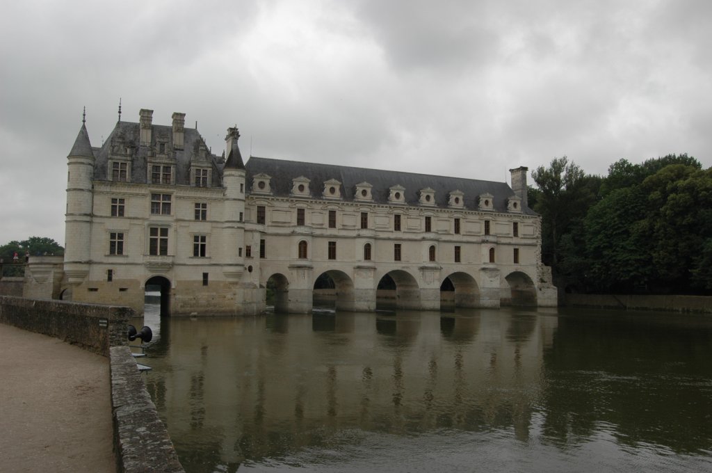 Das Schloss Chenonceau ist ein Wasserschloss im franzsischen Ort Chenonceaux im Dpartement Indre-et-Loire der Region Centre. Sein Hauptgebude steht – von Wasser umgeben – am nrdlichen Ufer des Cher. Das Schlo Chenonceau eines der schnsten Schlsser in Frankreich. Aufgenommen im Juni 2007.