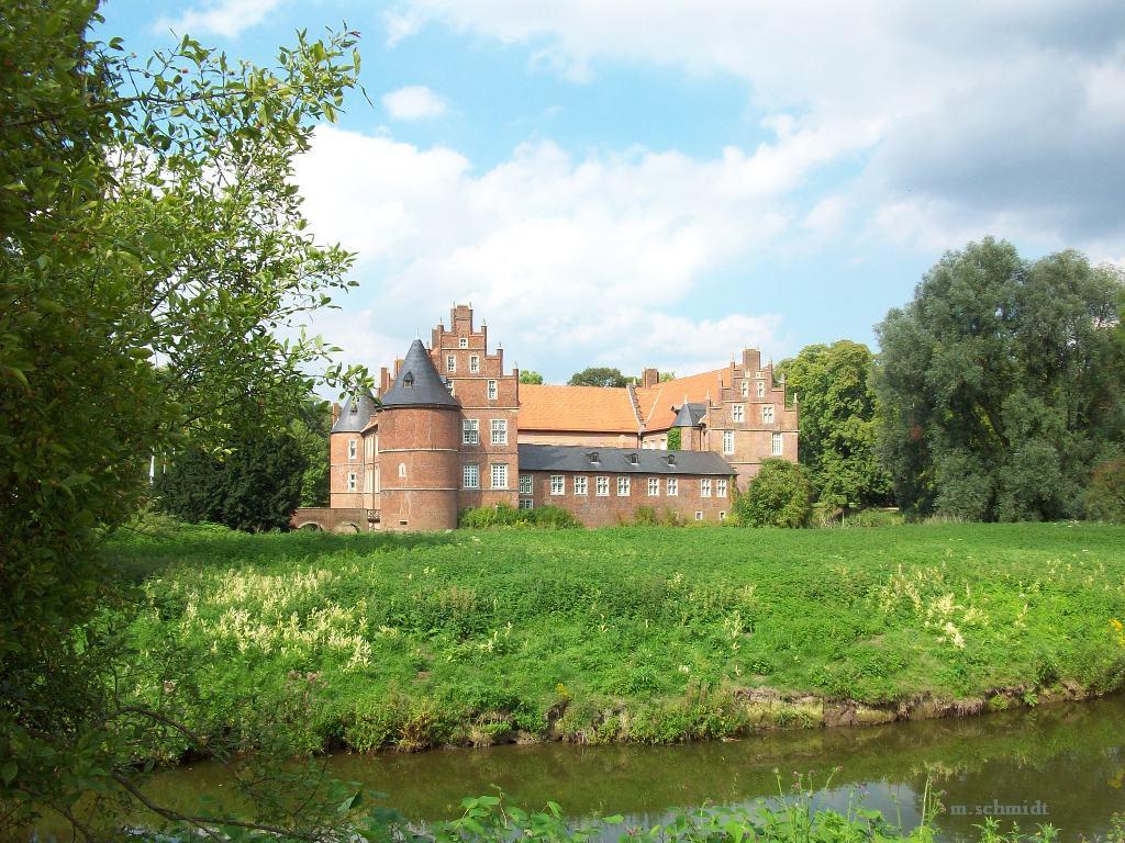 Das Schloss Herten ist ein Wasserschloss am westlichen Rand der Hertener Innenstadt im Kreis Recklinghausen. 
Es liegt inmitten eines alten englischen Landschaftsgartens  21.08.2010