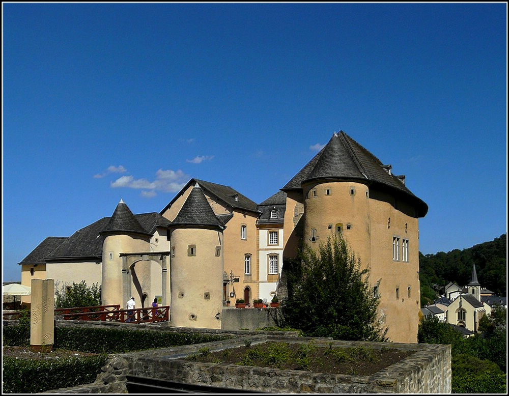 Das Schloss und die Pfarrkirche des mittelalterlichen Stdtchens Bourglinster. 21.08.2010 (Jeanny)