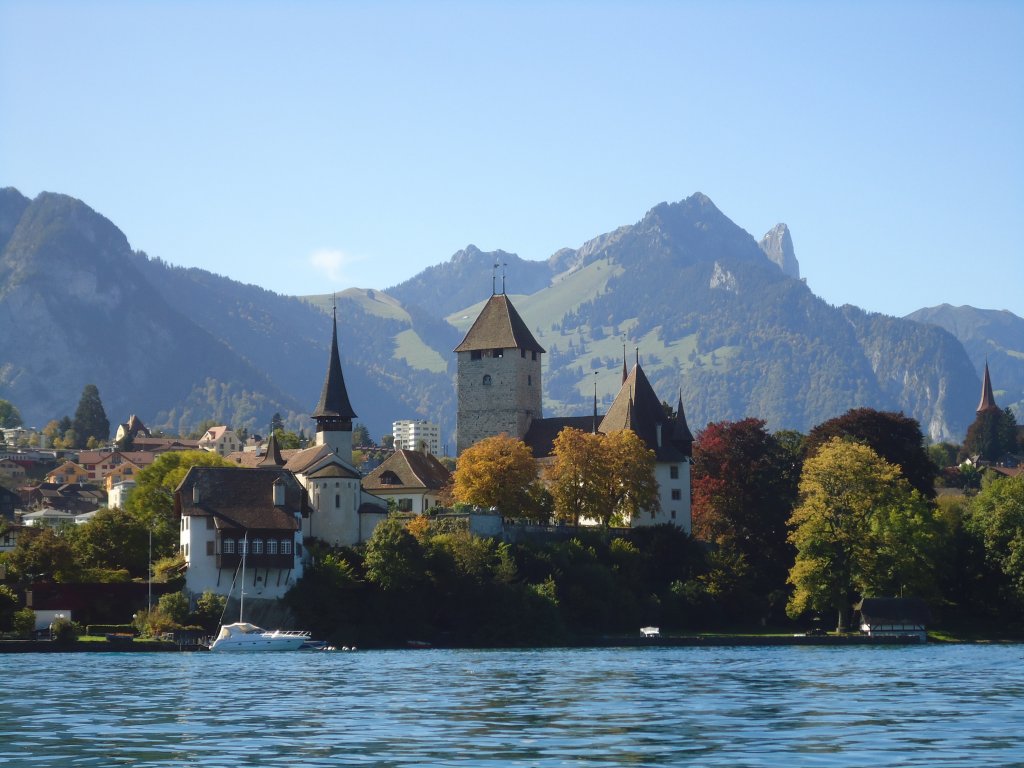 Das Schloss Spiez am 3. Oktober 2010 vom Thunersee aus