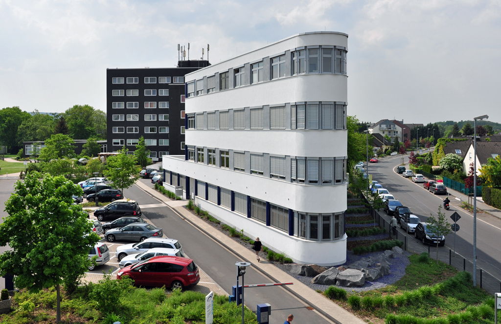 Das sogenannte  rzteschiff  am Marienhospital in Euskirchen, belegt mit verschiedenen Arztpraxen - 28.04.2011