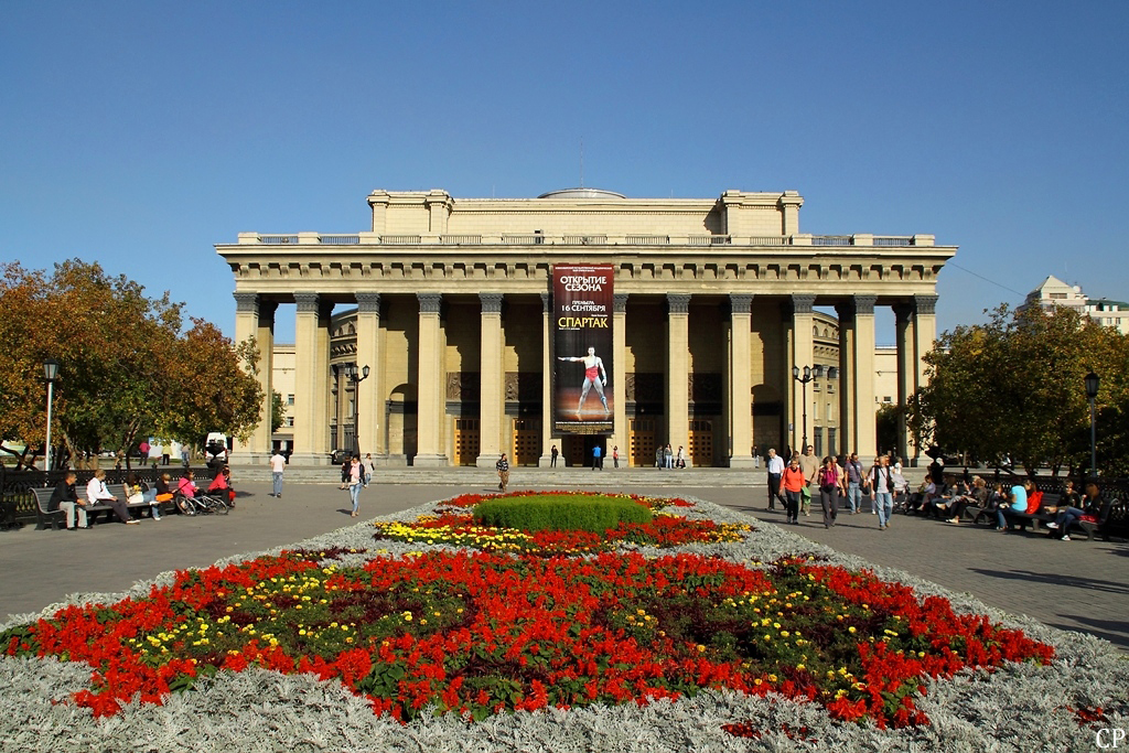 Das Staatliche Theater fr Oper und Ballett am Leninplatz in Nowosibirsk wurde 1945 erffnet. Es ist das grte Theatergebude Russlands. (8.9.2011)