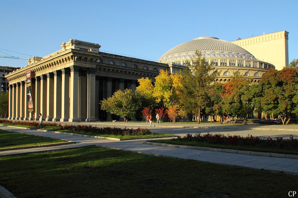Das Staatliche Theater fr Oper und Ballett in Nowosibirsk wird von einer mchtigen Kuppel aus Stahlbeton gekrnt. (8.9.2011)