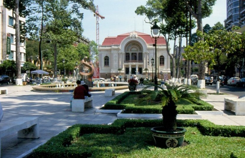 Das Stadttheater und Oper in Ho-Chi-Minh-City, dem ehemaligen Saigon, im Jahr 2003