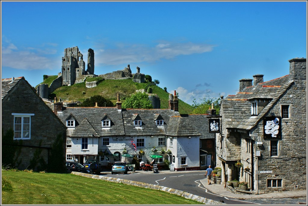 Das Stdtchen Corfe Castle mit seiner eindrucksvollen Burgruine, erbaut im 11./12. Jahrhundert und den beiden alten Pubs aus dem 17.Jahrhundert.
(08.05.2011)