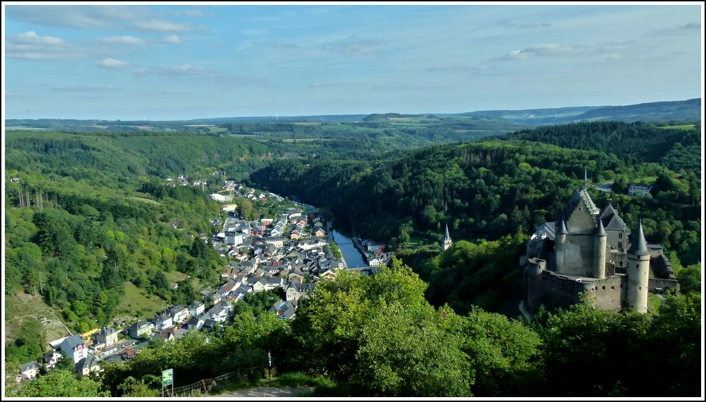 Das Stdtchen Vianden und sein Schloss von oben gesehen. 15.09.2011 (Jeanny)