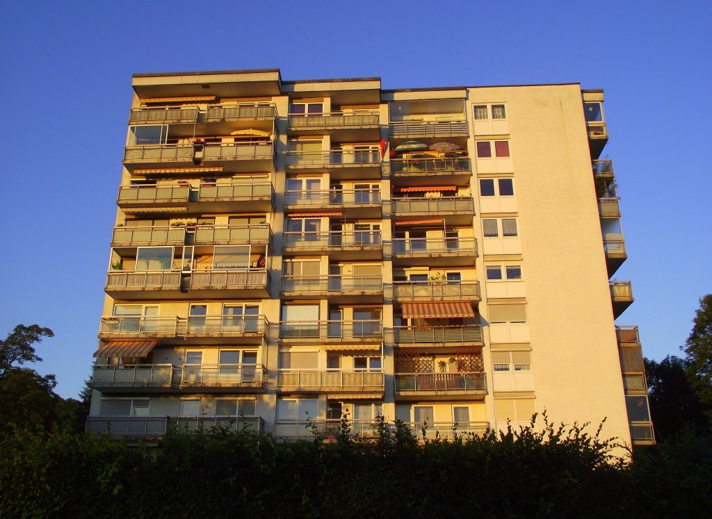 Das  Sdtreibstoffhochaus  ist neben dem  Mississippi Wohnkomplex  eines der hchsten Gebude des Kronacher Stadtteils Kreuzberg. Es wurde in der Mitte der 70er-Jahre erbaut und diente anfangs als Wohn- und Gewerbegebude. Heute fungiert es jedoch nur noch als Wohngebude. Aufgenommen am Abend des 27. Junis 2011.