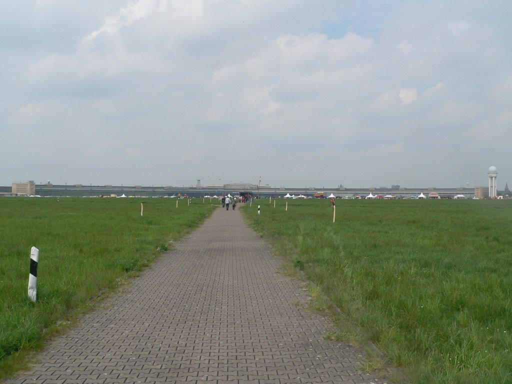 Das Tempelhofer Flughafengebude in seiner gesamten Breite. 9.5.2010