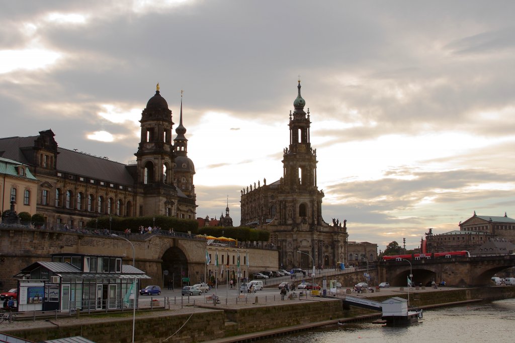 Das Terrassenufer mit Residenzschlo, Hofkirche und Semper-Oper im Gegenlicht der hinter den Wolken einer aufziehenden Kaltfront untergehenden Sonne, am frhen Abend des 06.10.2011, aufgenommen von Bord des Fahrgastschiffes  August der Starke  auf der Elbe in Dresden.