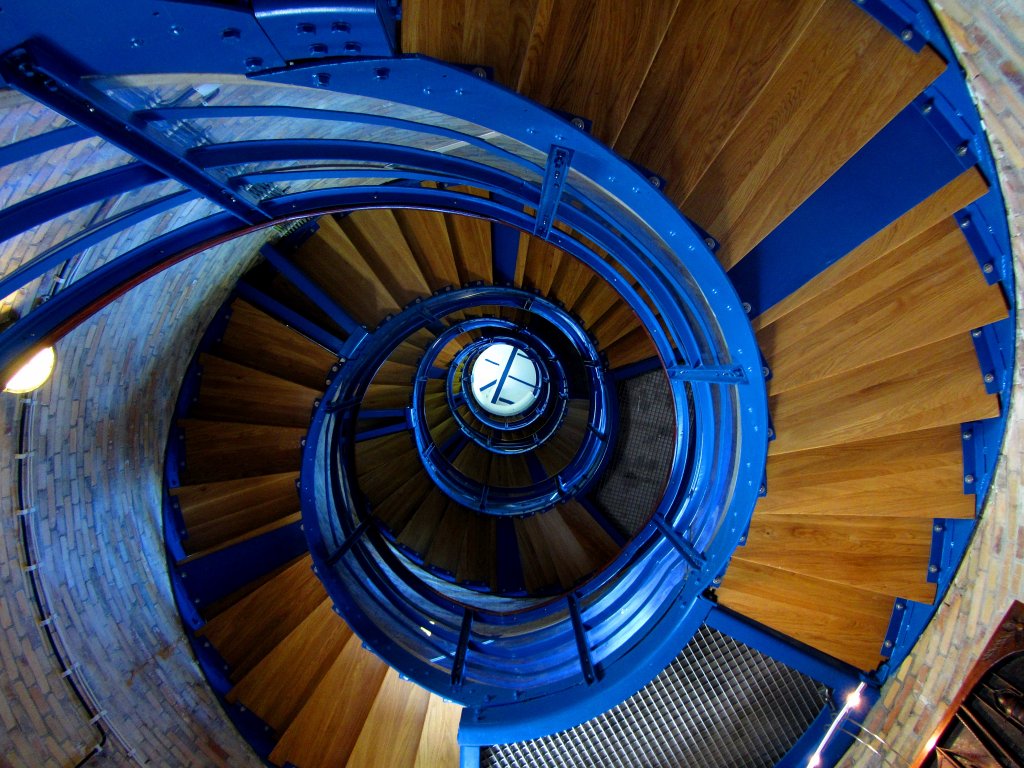 Das  Treppenhaus  des Flgger Leuchtturm auf Fehmarn. ber diese 161 stufige Wendeltreppe gelangt man auf die Galerie, die unter dem in 38m hhe befindlichen Leuchtfeuer einen einzigartigen Blick ber Fehmarn, der Fehmarnsundbrcke und Heiligenhafen auf dem Festland erlaubt. Der achteckiger Backsteinturm mit der roten Laterne wurde 1914-15 gebaut, ist seit 1916 in Betrieb und steht seit 2003 unter Denkmalschutz. In den Jahren 2009 und 2010 wurde der Leuchtturm saniert. Am 06.Juni 2013 gab die Deutsche Post AG eine 45Cent Briefmarke mit dem Bild des Flgger Leuchtturms heraus. Aufnahme vom 07.06.2013