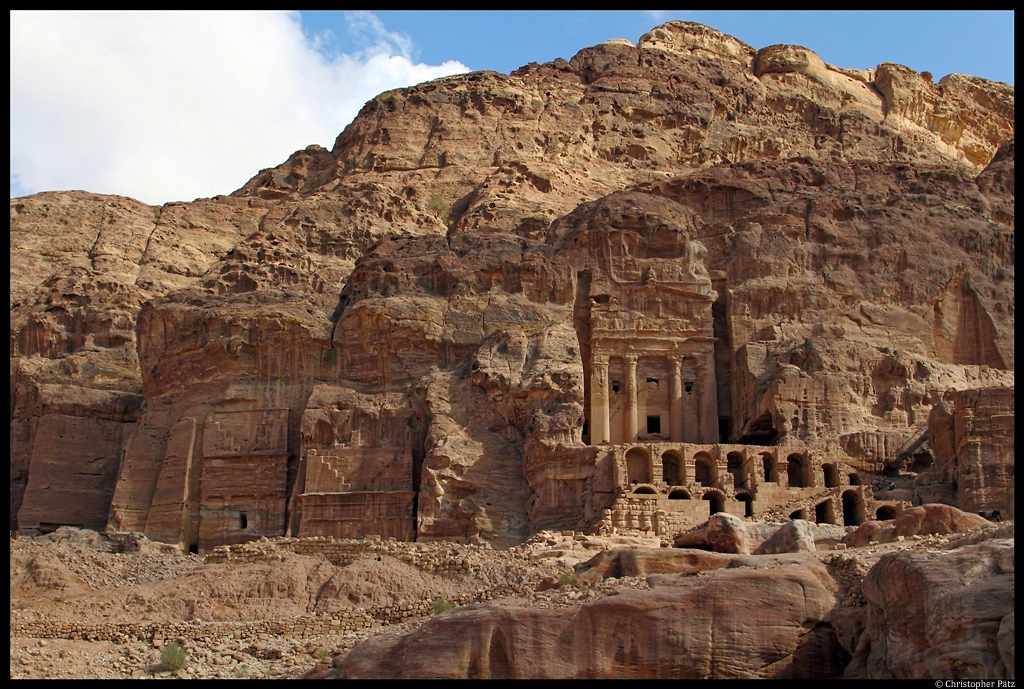 Das Urnengrab sticht deutlich zwischen einigen eher schlichten Grabfassaden hervor. Das Bauwerk wurde im 5. Jahrhundert als Kirche umgenutzt. Links befindet sich das Soldatengrab. (Petra, 25.11.2012)