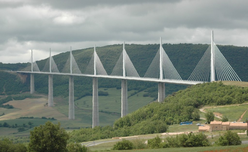 Das Viadukt von Millau/Frankreich. Fotografiert am 02.06.2010. Die weltgrte und hchste Brcke. Am 14.12.2001 wurde der Grundstein gelegt und am 16.12.2004 wurde die Brcke in Betrieb genommen. Technische Daten: Gesamthhe am oberen Ende der Stahlbetonpfeiler betrgt 343 m. Der hchste Sttzpfeiler hat 245 m. Die Gesamtlnge der Brcke betrgt 2460 m. Es wurden 205000 Tonnen Beton und 36000 Tonnen Stahlgerst verbaut. 