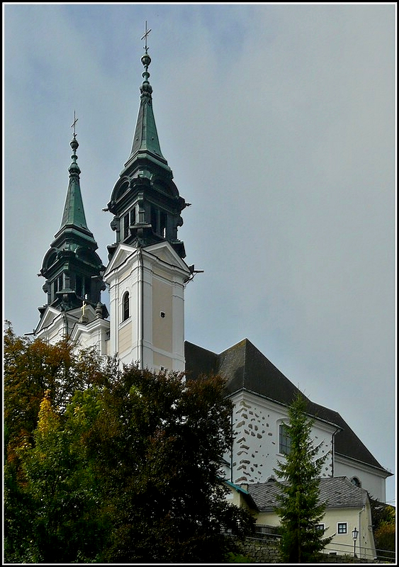 Das Wahrzeichen von Linz, die Wallfahrtskirche Pstlingberg hoch ber der Stadt auf 537 m Seehhe wurde 1738 bis 1774 erbaut. 14.09.2010 (Jeanny)