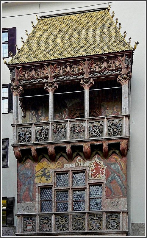 Das Wahrzeichen der Stadt Innsbruck, das Goldene Dachl fotografiert am 22.12.09. (Jeanny)