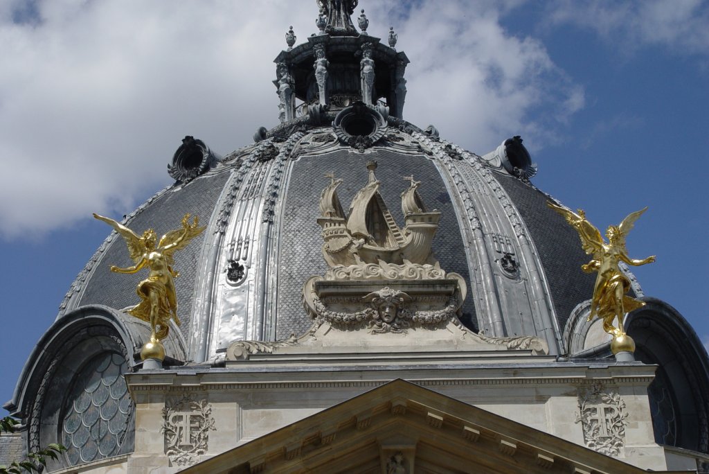 Das Wappen der Stadt Paris auf der Kuppel des Eingangsbereiches zum Petit Palais - das Schiff mit der Inschrift  Fluctuat nec Mergitur  - es schwankt, aber es wird nicht untergehen. (15.07.2009)