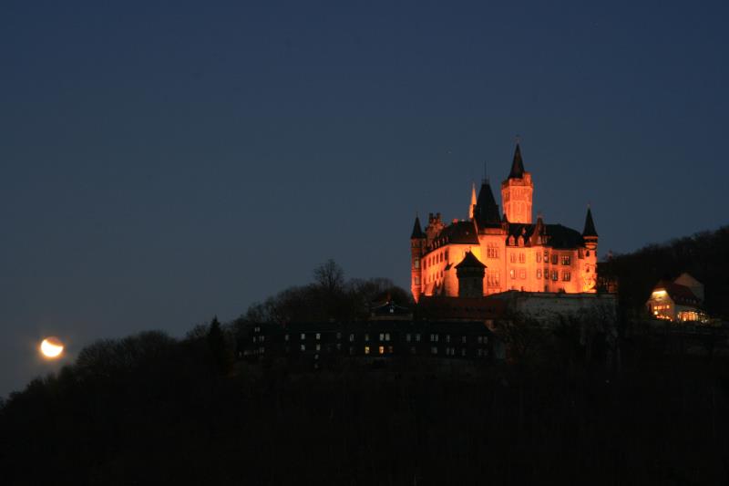 Das Wernigerder Schlo mit dem letzten Teil der heutigen Mondfinsternis; 10.12.2011