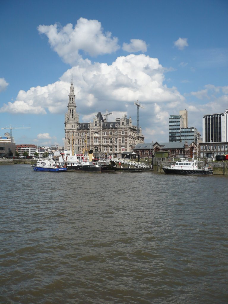 Das Wetter hat mitgemacht und die Luft war noch ertrglich, denn der Fluss drfte das Gegenteil beweisen. Und glcklicherweise hatte die Bootsfahrt auf der Flandria 18 auch seine positive Seiten, im Gegenteil zu Dunquerke.
-Antwerpen/ August 08-.