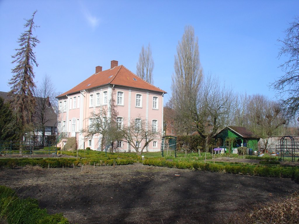 Das Witwenpalais im Stadtteil Rheda im Frhjahr dieses Jahres. Das von dem Rhedaer Kaufmann Gierke 1766 errichtete Palais steht in Nhe der Rhedaer Schloanlage am Steinweg. Sehenswert ist der im Vordergrund zu sehende Bauerngarten, insbesondere in den Sommer- und Herbstmonaten.
