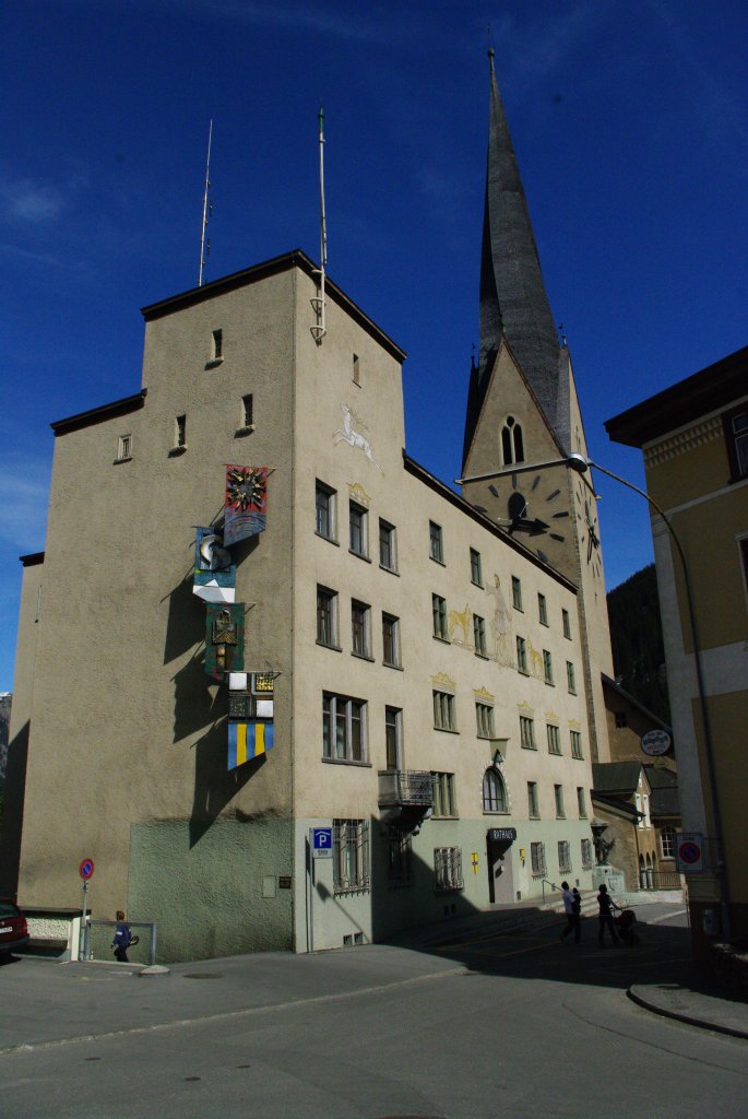 Davos-Platz, Rathaus, erbaut 1564 von Hans Ardser, dahinter die St. Johann Kirche 
(03.04.2011)