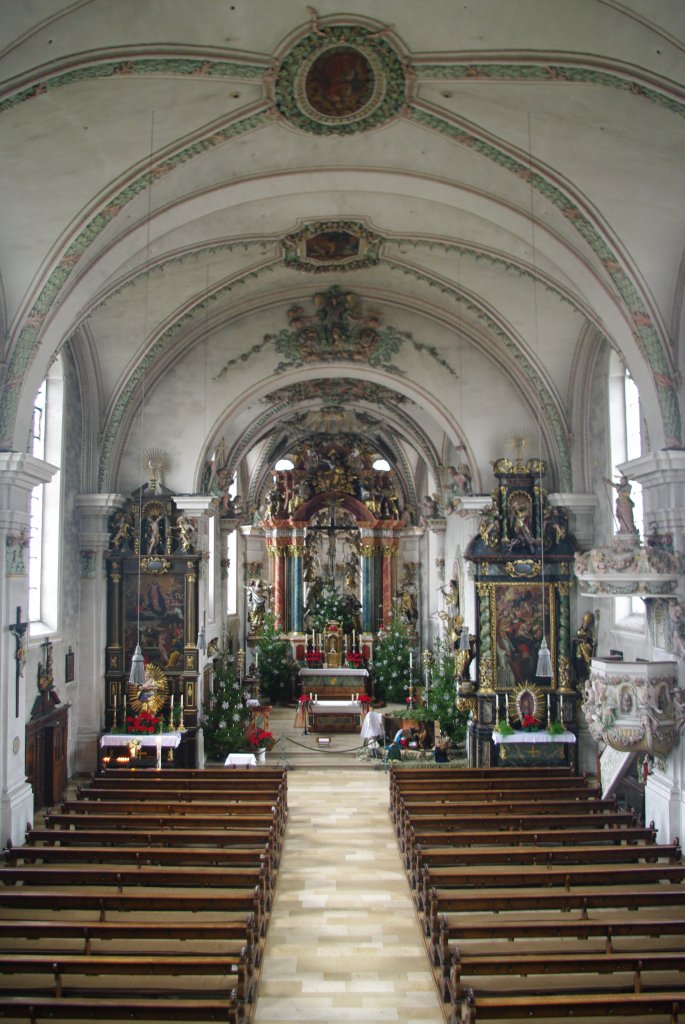 Deggingen, Pfarrkirche zum Heiligen Kreuz, erbaut von 1698 bis 1700 durch Hans 
Wiedemann, Stuck von Ulrich Schweizer, Hochaltar von Johann Baptist Libigo (04.01.2013)