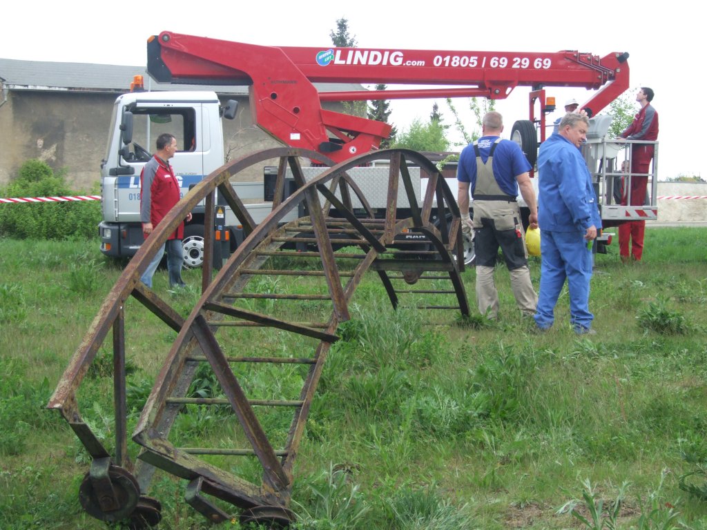 Demontage der s.g. Umfahrung zwecks Sanierung 28.4.09
www.wasserturm-halberstadt.de