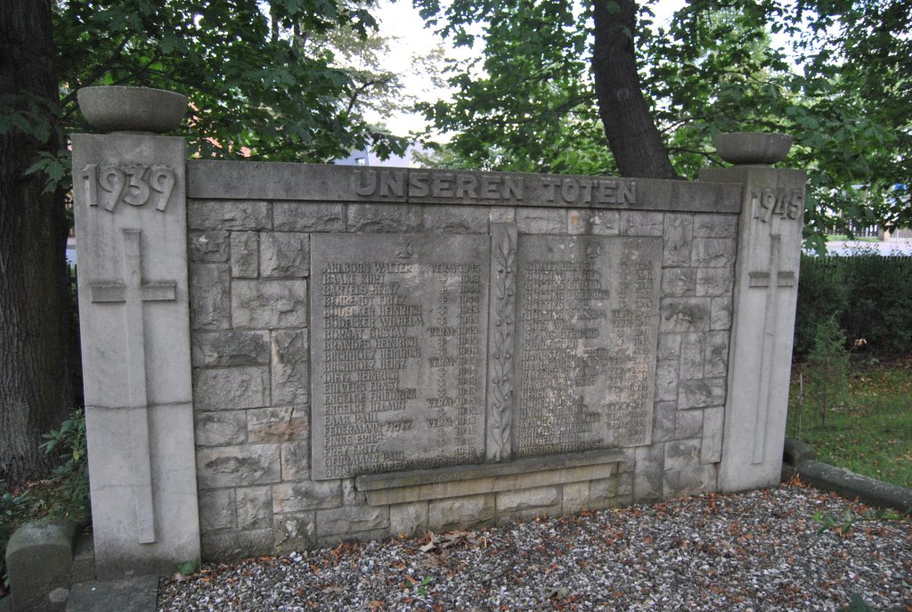 Denkmal an den 2. Weltkrieg im Alige, im Sommer ´10.