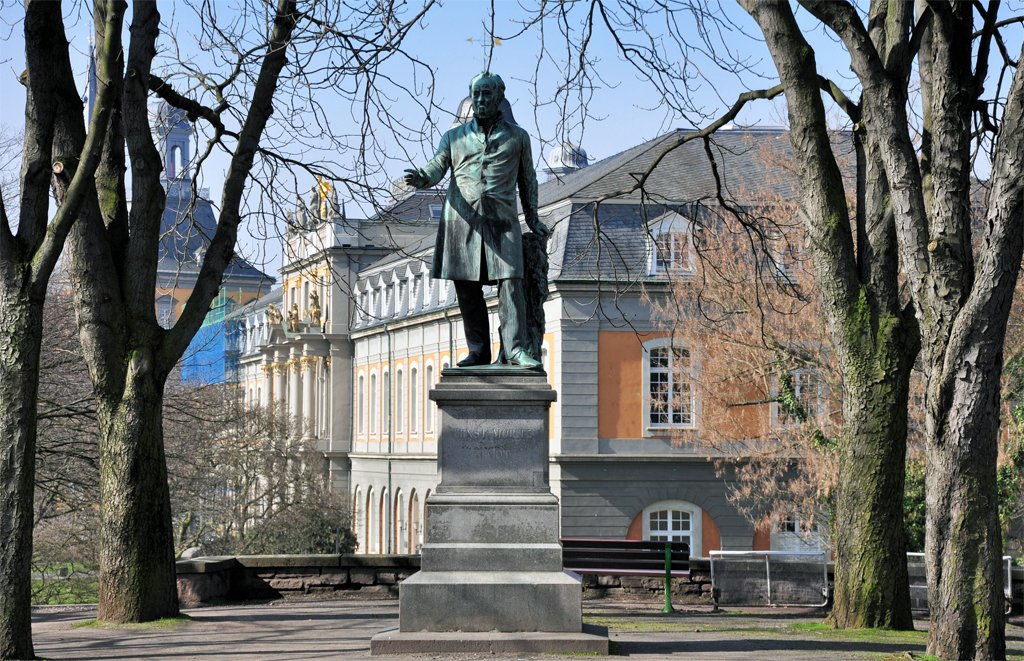 Denkmal von  Ernst Moritz Arndt , im Hintergrund gyptisches Museum, am alten Zoll in Bonn - 18.03.2010