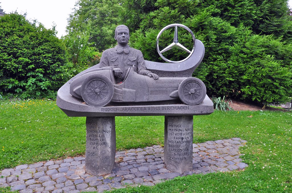 Denkmal fr Rudolf Caracciola, der am 30.01.1901 in Remagen geboren wurde. Er verstarb am 28.09.1959 in Kassel. Caracciola war der erfolgreichste deutsche Automobilrennfahrer vor dem 2. Weltkrieg. Aufnahmedatum: 27.05.2010