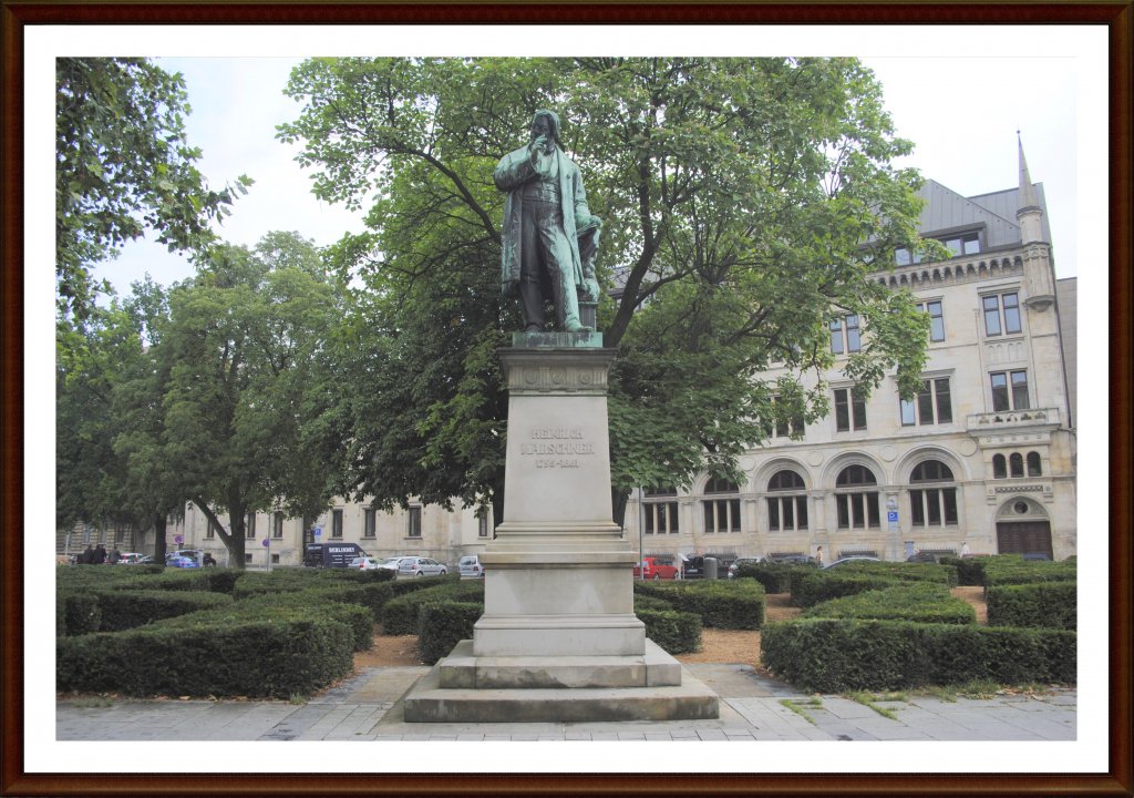 Denkmal von Heinrich Marschern (1795 - 1861) in Hannover/Georgsplatz. Aufnahme von 26.07.2010.
