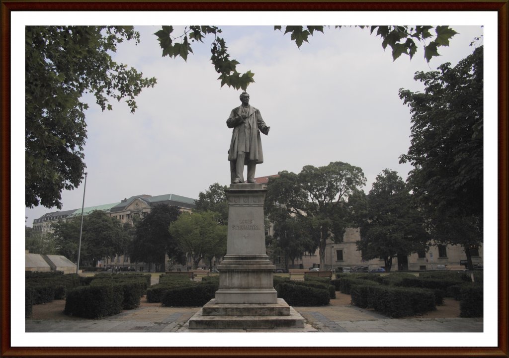 Denkmal von Louis Stromeyer (1804 - 1876) in Hannover. Louis Stromey  war ein deutscher Chirurg und Generalarzt. Aufnahme von 26.07.2010