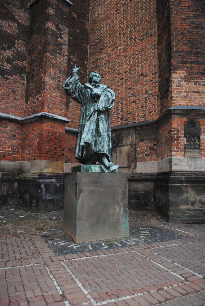 Denkmal von Martin Luther in Hannover am 09.01.2011.