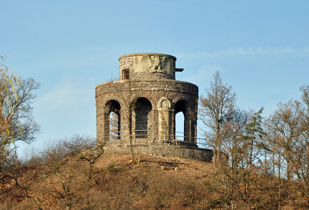 Denkmal oder Teil einer ehemaligen Burganlage(?) in Schleiden mit Aussicht ber die Stadt Schleiden - 19.11.2011