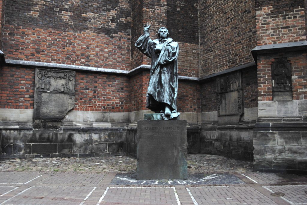 Denknmal von Martin Lutter an der Markirche in Hannover, am 26.7.2010.