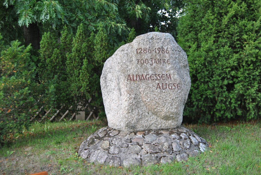Denksteinstein bei 31275 Lehrte/Aligse, im Sommer ´10. 700 Jahre Aligse 1286-1986.