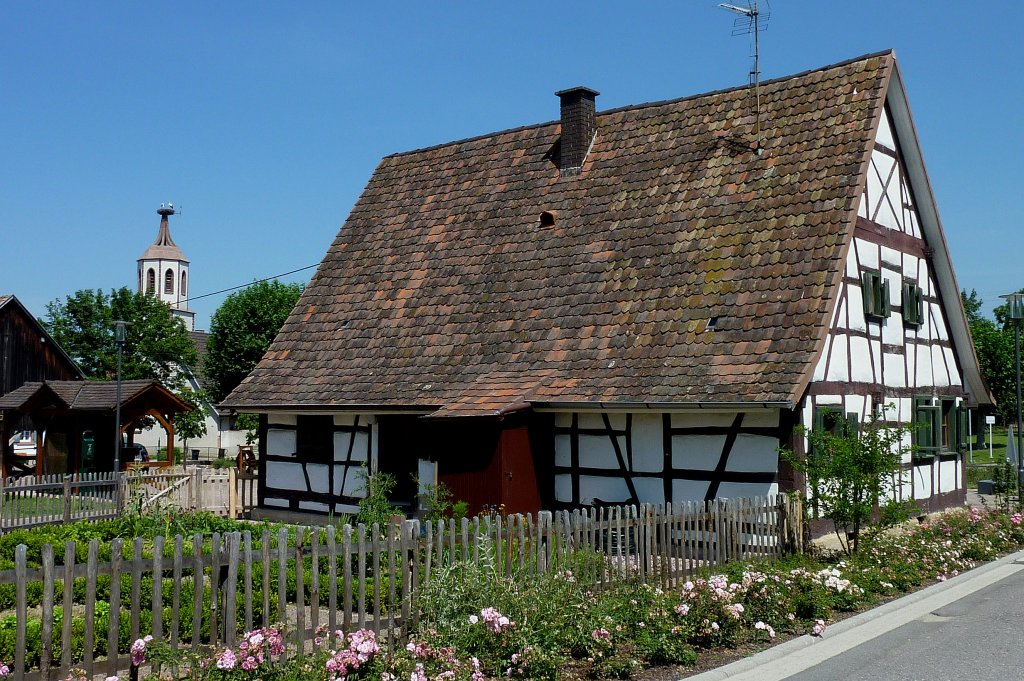 Denzlingen, das Fachwerkhaus gehrt zum Museum  Heimethues , Juli 2012