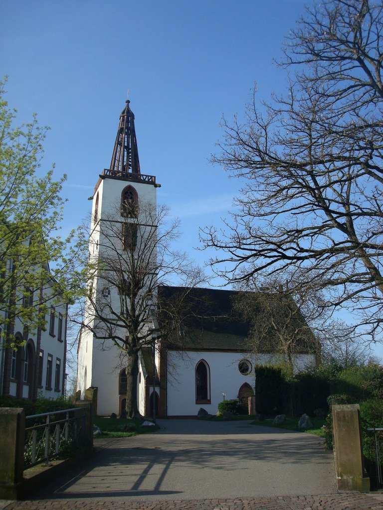 Denzlingen, die Georgskirche ist seit 1556 evangelisch, der offene Turmhelm besitzt die lteste Spiraltreppe der Welt auf einem Kirchturm und ist von groer kunsthistorischer Bedeutung, April 2011