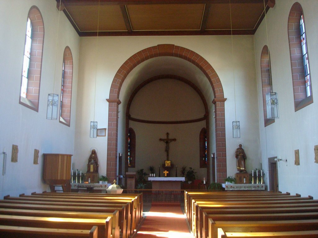 Denzlingen, der Innenraum der kath.St.Josephs-Kirche, April 2011