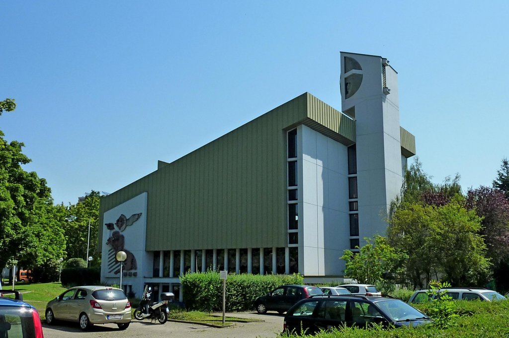 Denzlingen, die katholische Kirche St.Jacobus, 1975-76 erbaut vom Architekt Heinz Baron, Juli 2012