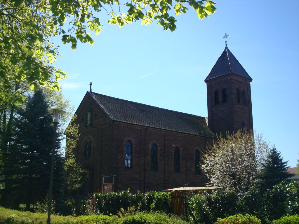 Denzlingen, kath.St.Josephs-Kirche, 1912-13 aufgebaut, stand vorher als St.Bonifatius-Kirche in Emmendingen und wurde 1912 Stein fr Stein abgetragen, mit Ochsenkarren nach Denzlingen transportiert und wieder aufgebaut, April 2011