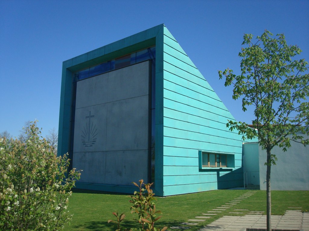 Denzlingen, das ist keine Zeppelinhalle und auch keine Busgarage, das ist ein Kirchenneubau von 2006 fr die Neuapostolische Kirche, April 2011