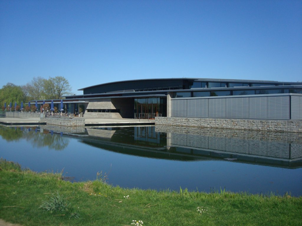 Denzlingen, das Kultur-und Brgerhaus ist aus einem europischen Wettbewerb hervorgegangen und zhlt als Meisterwerk zeitgenssischer Architektur, eingeweiht 2003, April 2011