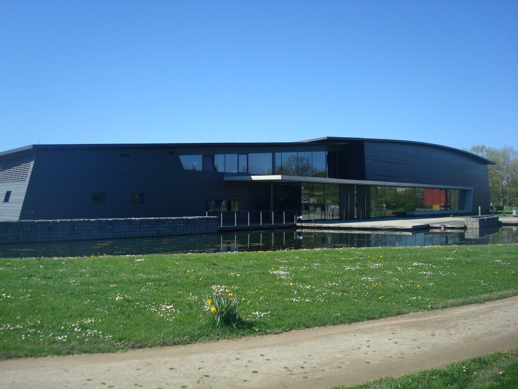 Denzlingen, Kultur-und Brgerhaus, die Nordseite mit dem Haupteingang, April 2011