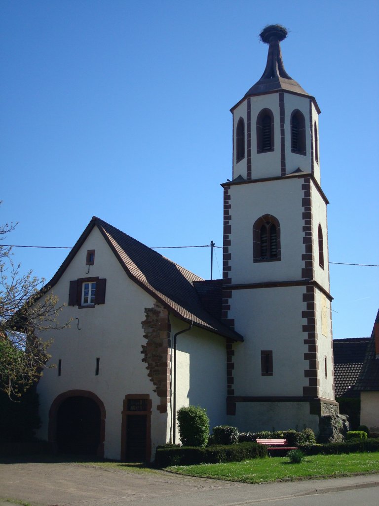 Denzlingen, der Storchenturm gehrte zur ehemaligen Pfarrkirche St.Michael, die 1275 erstmals erwhnt wurde, ab dem 17.Jahrhundert nicht mehr als Kirche genutzt, April 2011